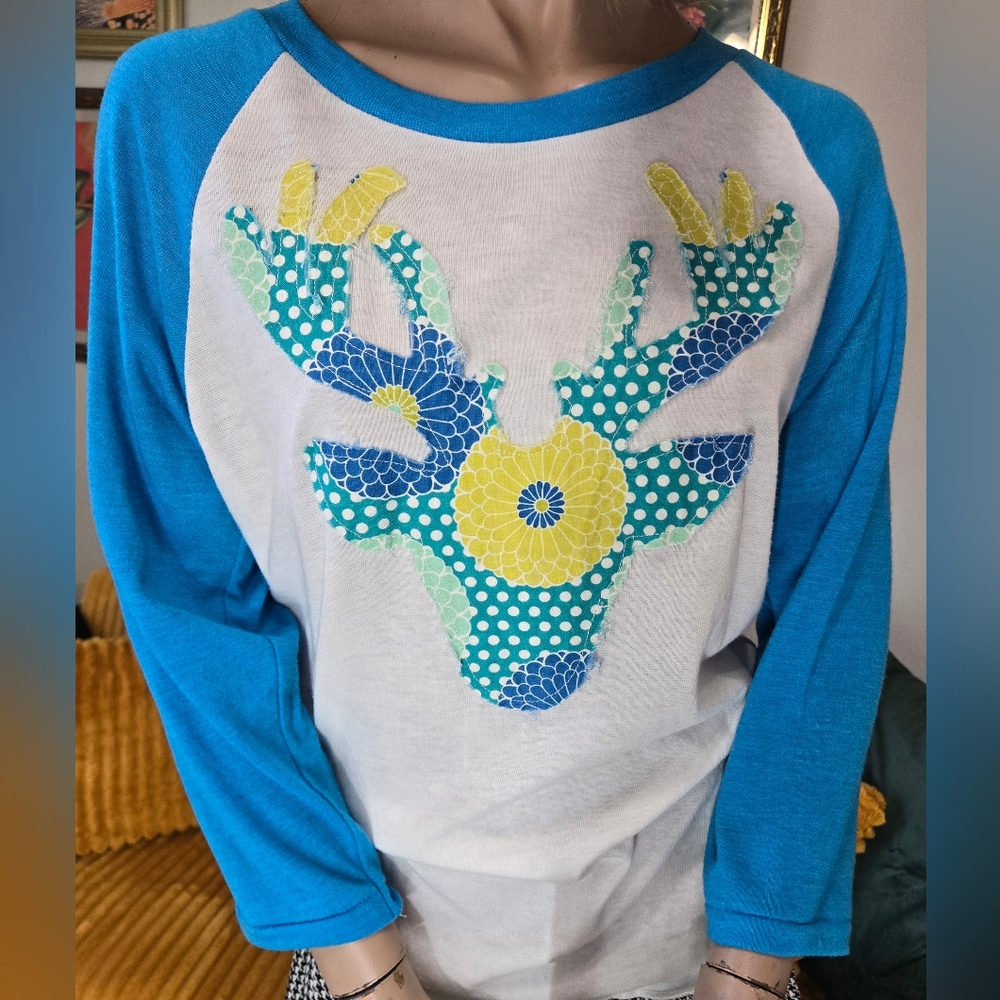 White/ Blue raglan Top With Quilted Deer Applique. Pristine Condition.